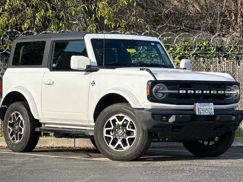 Used 2021 Ford Bronco Outer Banks image 2