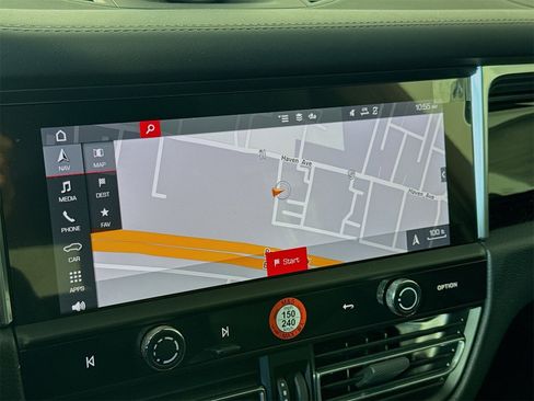 Used 2025 Porsche Macan image 22