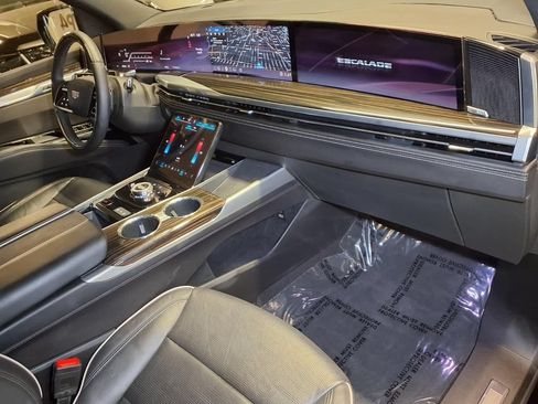 Certified 2025 Cadillac Escalade ESV Premium Luxury AWD/4WD image 25