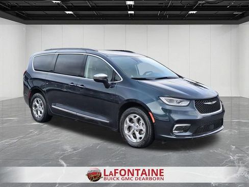Used 2022 Chrysler Pacifica Limited AWD/4WD image 2