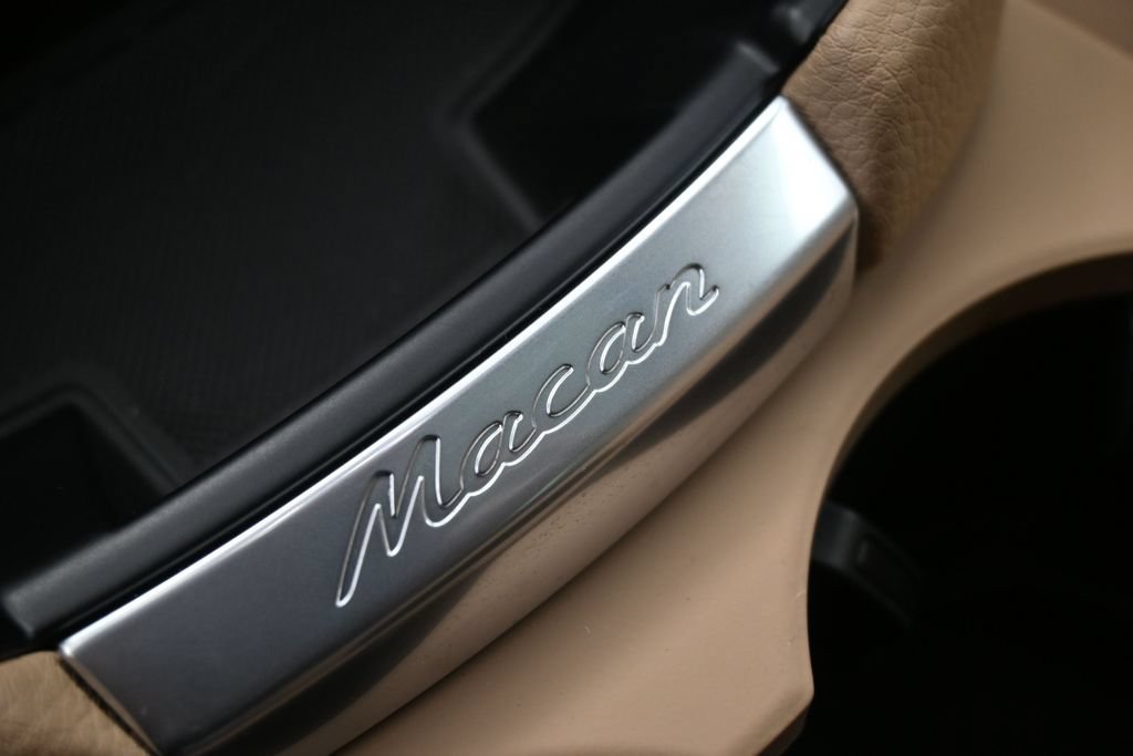 Certified 2026 Porsche Macan AWD/4WD image 18