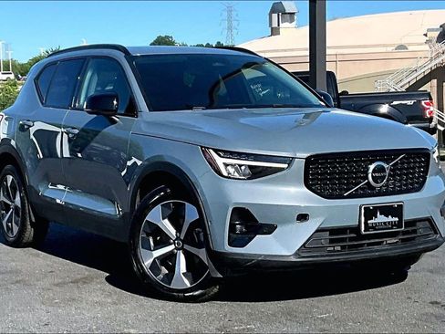 Used 2023 Volvo XC40 B4 Ultimate FWD image 37