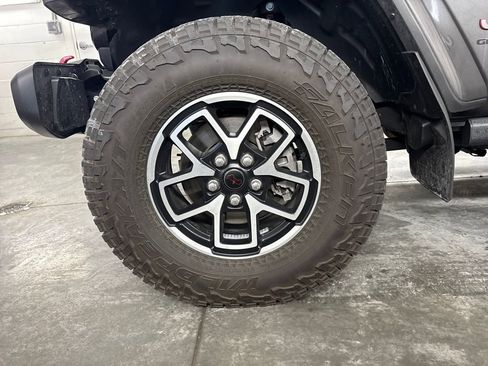 Used 2025 Jeep Gladiator Rubicon w/ Convenience Group AWD/4WD image 29