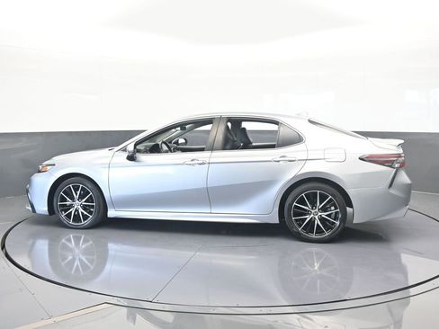 Used 2022 Toyota Camry SE image 3