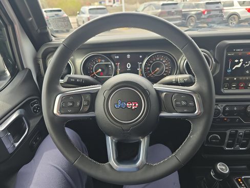 Used 2023 Jeep Gladiator Overland w/ Cold Weather Group image 21