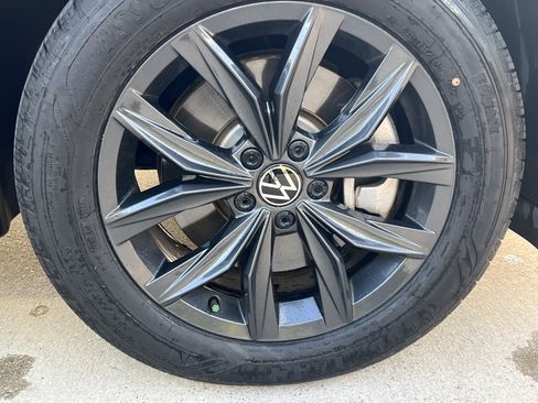 Used 2024 Volkswagen Tiguan SE FWD image 11