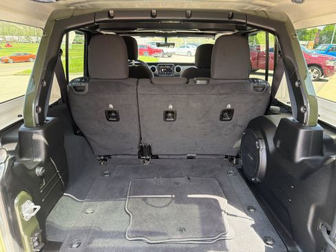 Used 2023 Jeep Wrangler Unlimited Sahara AWD/4WD image 10