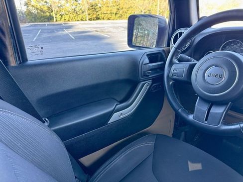 Used 2014 Jeep Wrangler Unlimited Sahara image 22