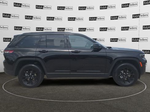 Used 2025 Jeep Grand Cherokee Altitude AWD/4WD image 7