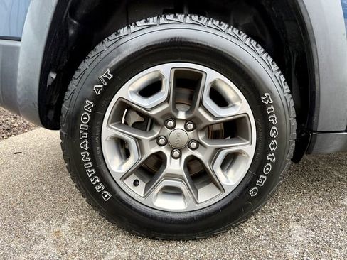 Used 2019 Jeep Cherokee Trailhawk w/ Comfort/Convenience Group image 35