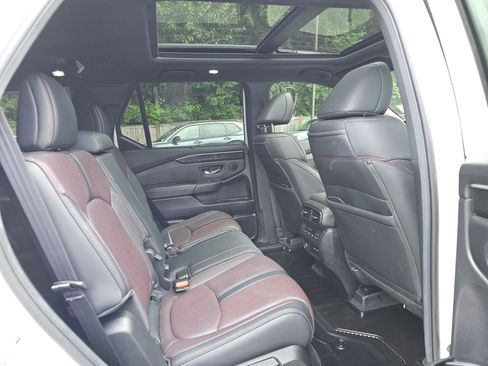 Certified 2025 Honda Pilot Black Edition image 14