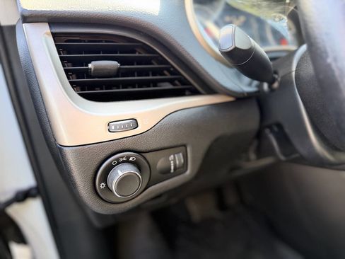 Used 2017 Jeep Cherokee Sport image 12