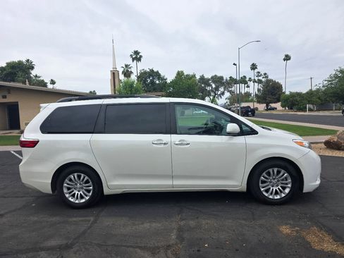 Used 2017 Toyota Sienna XLE w/ XLE Navigation Package image 3