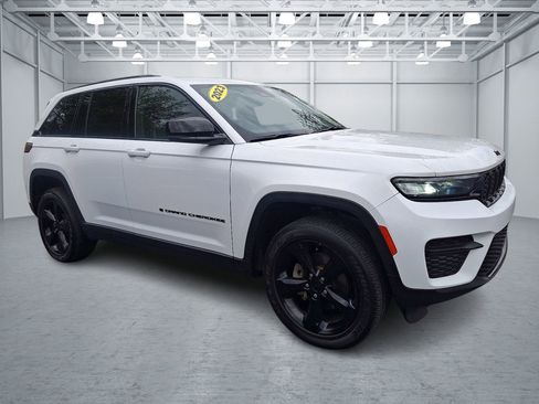 Used 2023 Jeep Grand Cherokee Altitude AWD/4WD image 7