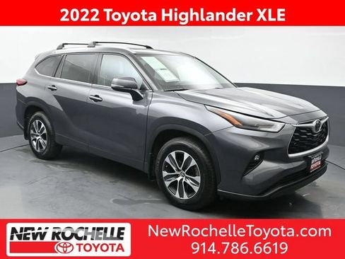 Used 2022 Toyota Highlander XLE AWD/4WD image 1