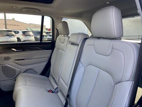 Used 2022 Jeep Grand Cherokee Overland image 16