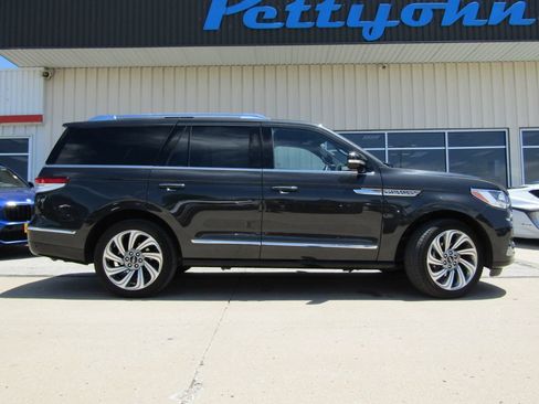 Used 2023 Lincoln Navigator Reserve AWD/4WD image 2
