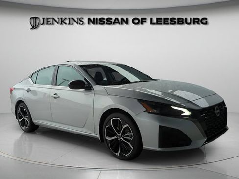 Used 2025 Nissan Altima 2.5 SR FWD image 2
