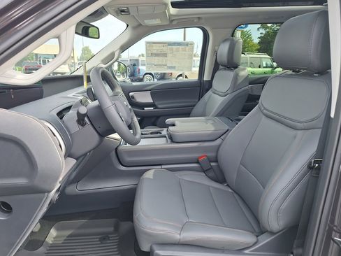 New 2025 Ford Expedition Active image 4