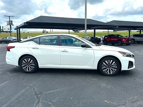 Used 2025 Nissan Altima 2.5 SV FWD image 9