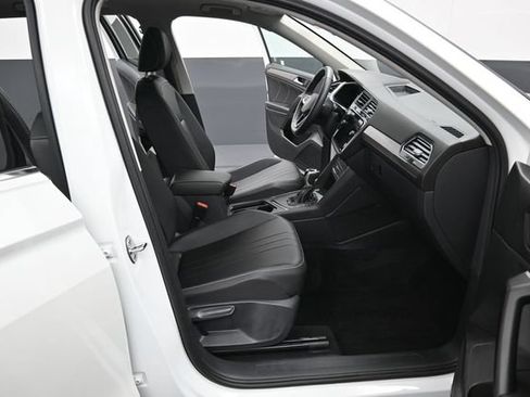 Used 2023 Volkswagen Tiguan SE w/ Panoramic Sunroof Package FWD image 34