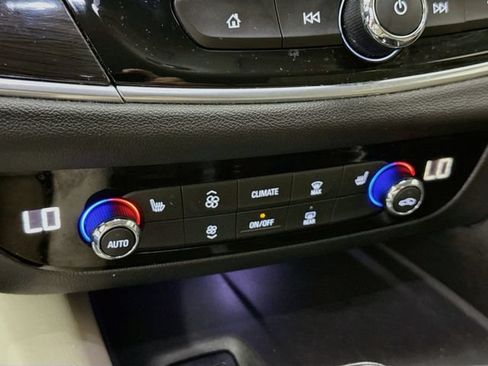 Used 2019 Buick Enclave Essence AWD/4WD image 16