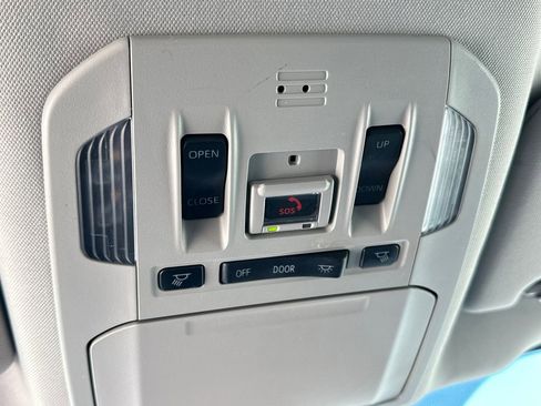 Used 2023 Toyota Highlander XLE image 32