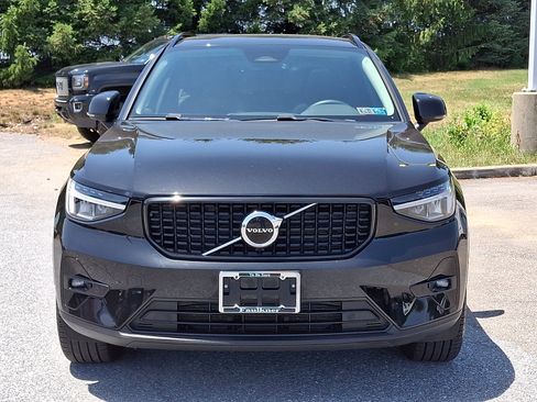 Used 2023 Volvo XC40 B5 Plus w/ Climate Package AWD/4WD image 2