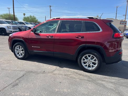 Used 2018 Jeep Cherokee Latitude AWD/4WD image 8