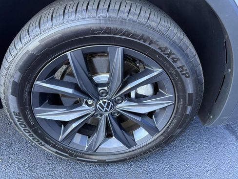 Used 2024 Volkswagen Tiguan SE image 25