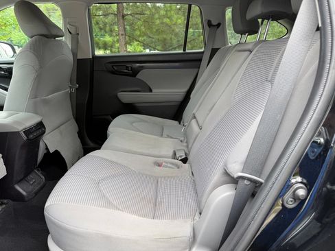 Used 2022 Toyota Highlander LE AWD/4WD image 37