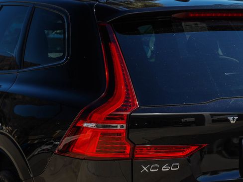 Used 2025 Volvo XC60 B5 Plus image 7