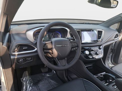 Certified 2024 Chrysler Pacifica Limited w/ S Appearance Package image 18