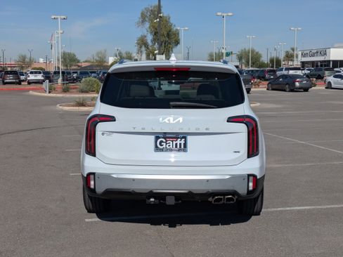 Used 2024 Kia Telluride EX w/ EX Captain's Chair Package image 4