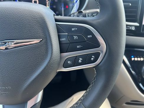 Used 2023 Chrysler Pacifica Touring-L FWD image 31