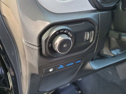 Used 2025 Jeep Wrangler Unlimited Sahara image 17