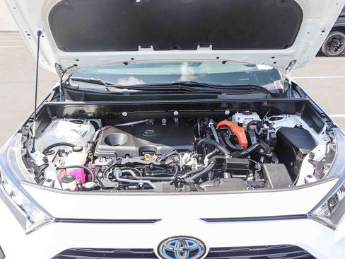 Certified 2020 Toyota RAV4 LE w/ Carpet Mat Package AWD/4WD image 33