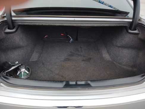 Used 2018 Chrysler 300 Touring w/ Driver Convenience Group image 10