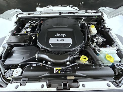 Used 2017 Jeep Wrangler Unlimited Rubicon w/ Connectivity Group AWD/4WD image 22