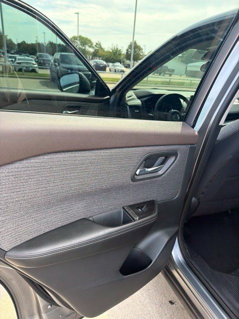 Used 2021 Nissan Rogue SV FWD image 12