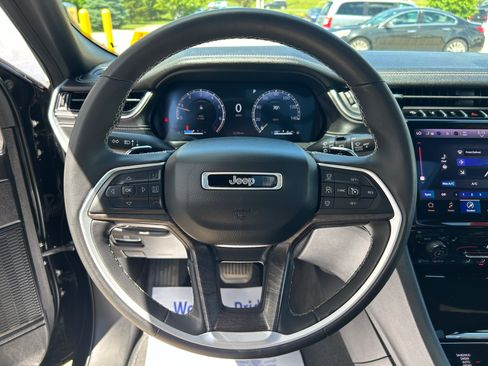 Used 2024 Jeep Grand Cherokee Limited AWD/4WD image 25