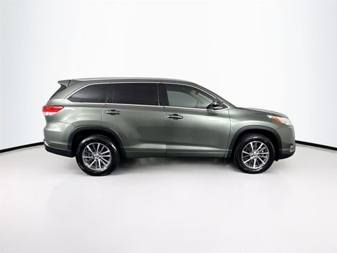Used 2017 Toyota Highlander XLE FWD image 11