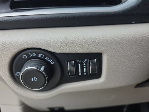 Used 2023 Chrysler Pacifica Touring-L FWD image 10