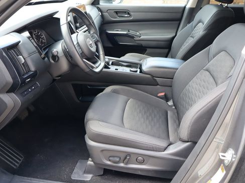 Used 2025 Nissan Pathfinder SV AWD/4WD image 16