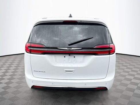 Used 2026 Chrysler Pacifica Select image 7
