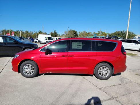 New 2026 Chrysler Pacifica Select image 2