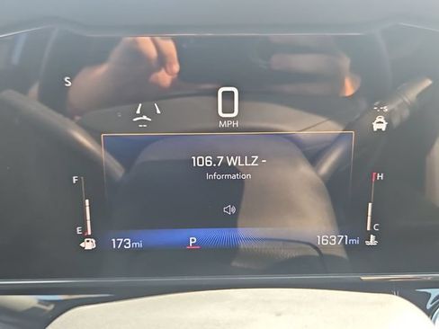 Used 2024 Chevrolet Trax RS w/ Sunroof Package FWD image 16