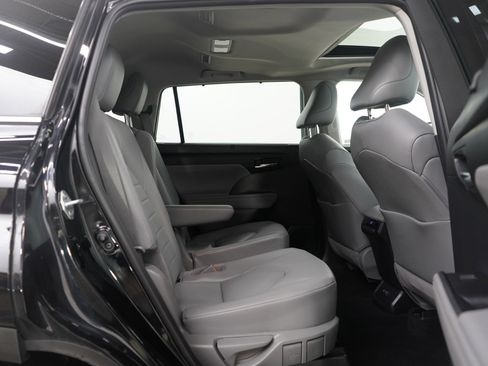 Used 2021 Toyota Highlander XLE image 13