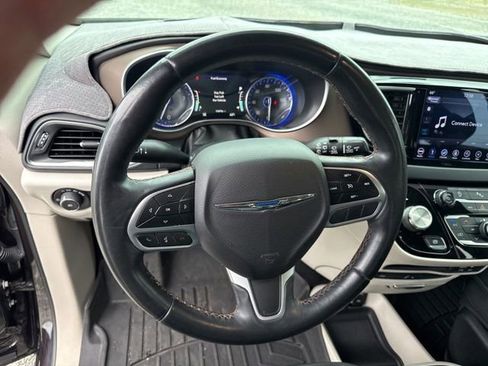 Used 2018 Chrysler Pacifica Touring-L Plus w/ Tire & Wheel Group FWD image 8