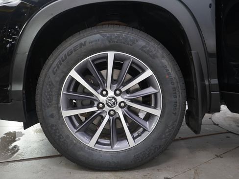 Used 2019 Toyota Highlander XLE AWD/4WD image 30